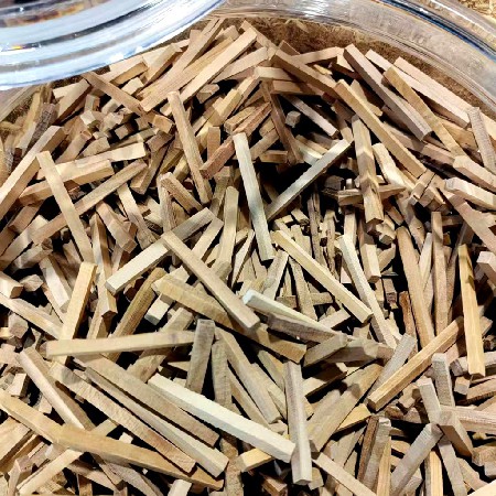 Machine breaks dry wood strips in Western Australia